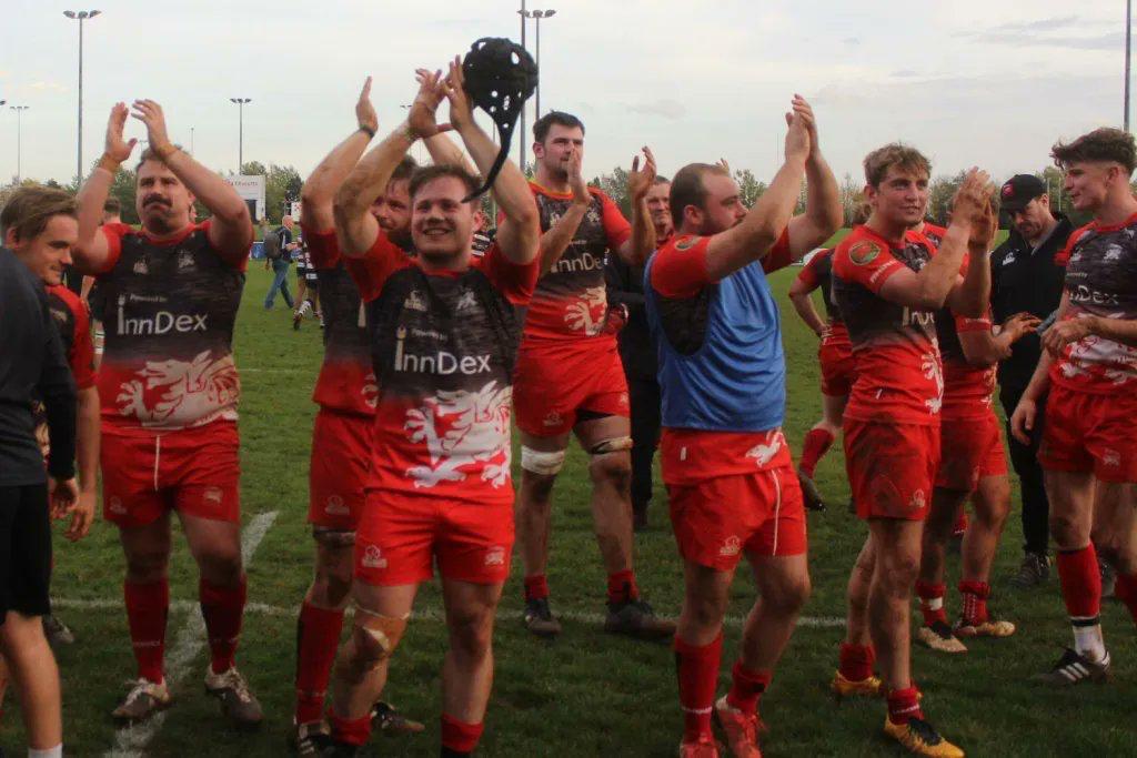 london welsh rugby team cheering